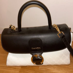 Axelremsväska  - Jättefin väska från Tom&Eva, jag köpte den i Paris, men har aldrig använt den.