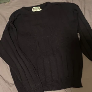 Snygg stickat tröja med tryck i mitten - Snygg marinblå stickad tröja med tryck i mittem, från carla manzoni, bra skick