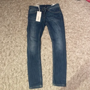 Dondup George jeans - Hej säljer min Dondup George jeans. Skicket på jeansen är 9/10 dem är änvända väldigt få gånger. Tag ingår och st är 30. Nypris: 3200kr. Mitt pris 649 kr. Kan gå ner i pris vid snabb affär. Om någon har frågor hör av er!😄✌️