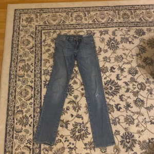 Snygga lowwaist crocker jeans - Lowwaist crocker jeans. Strl 27/34 men passar även 36. Straight lowwaist. Köptes på Plick för 700kr. Litet hål på vänster knä men inget som stör. Mörkblåa. Perfekt längd på mig som är ungefär 168-170. Pris går att diskuteras