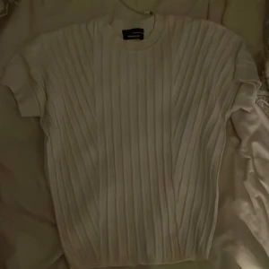 Vit ribbad topp/tröja  - Helt ny använd en gång från Urban Viscose som är köpt i Tyskland storlek xs/s