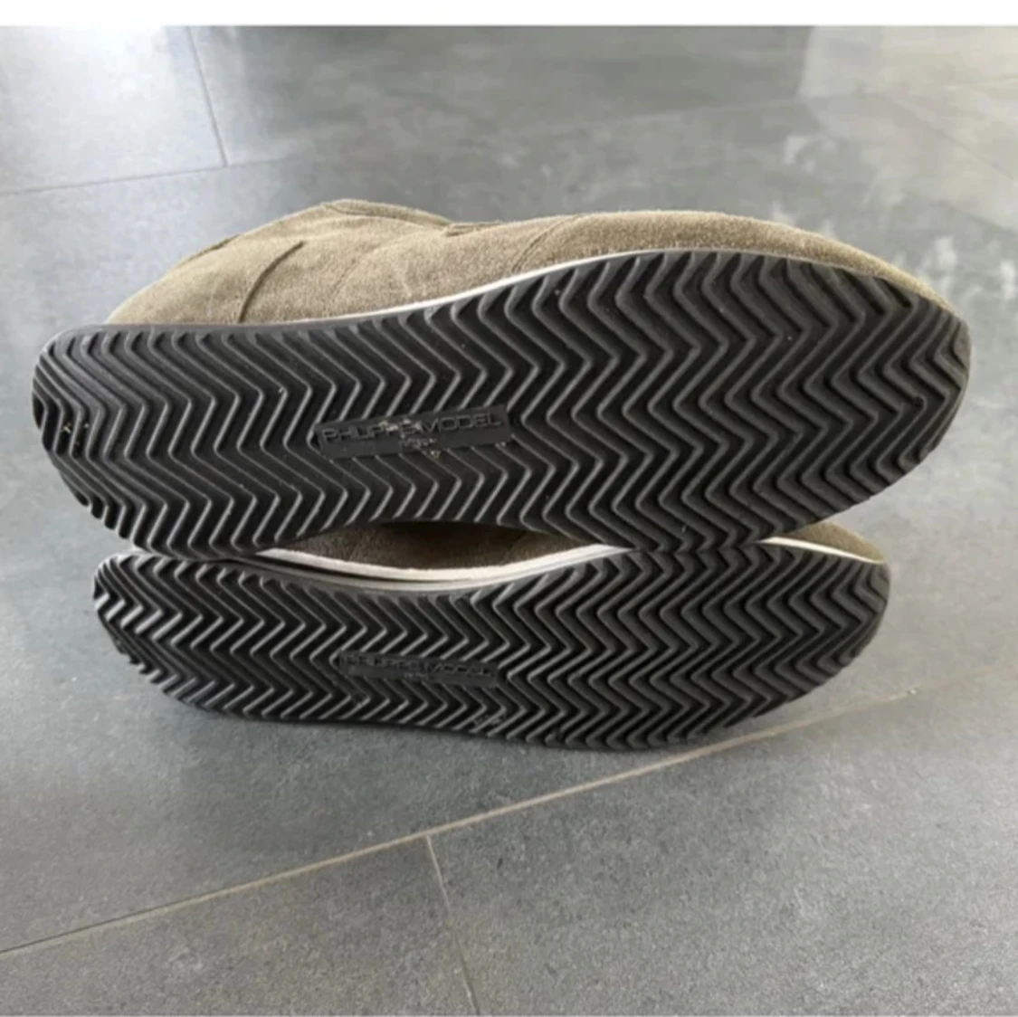 Beige sneakers från Philippe Model - 92