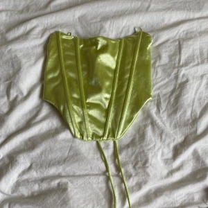 Limegrön korsetttop - Oanvänd top från Ginatricot 