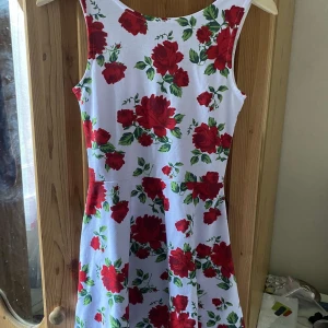 Klänning  - Jätte söt klänning som är köpt på h&m för typ 10 år sedan. Säljer då den är för liten för mig. Säljer för 100 kr plus frakt☺️🫶🏻