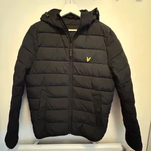 Lyle & scott Jacka - Lyle & Scott jacka. Väldigt pra skick! Nypris 1800kr