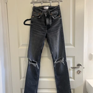 Zara byxa - Byxan är använd 1 gång, förkortning även vid benen, passar om du är 162-163 cm lång. 