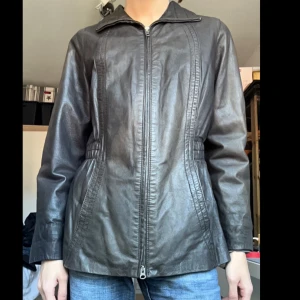 Jofama svart läderjacka  - Jofama svart läderjacka i fint skick. Storlek 40/L. 