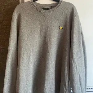 Lyle&Scott strl L. Mycket bra kvalitet på tröjan, använd ett fåtal gånger. Hör av dig vid frågor😊