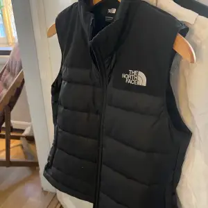 En the north face väst som är i ny skick i storlek S, ej kommit till användning☺️köptes för 1200kr säljs för 500kr