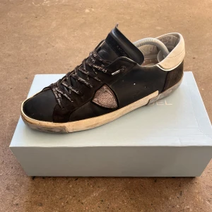 Philippe Model Skor  - Philippe Model Skor | storlek 44 - skick 7.5/10 allt OG medföljer skriv gärna om du har någon fundering 😁