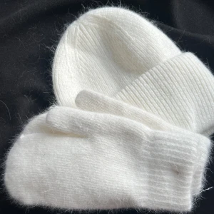 Mössa och vantar  - Säljes ihop. St pris är 399kr för mössan och 299kr för vantar. 