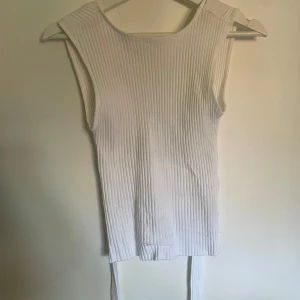 Topp med öppenrygg - Supersnygg topp med öppen rygg och knytning🤍🤍🤍prislapp kvar och inte använd