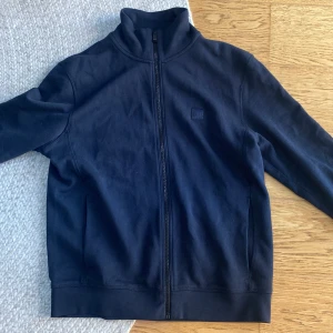 Hugo boss zip - Säljer denna tröja, inga deflekter  Har du frågor är det bara att höra av dig