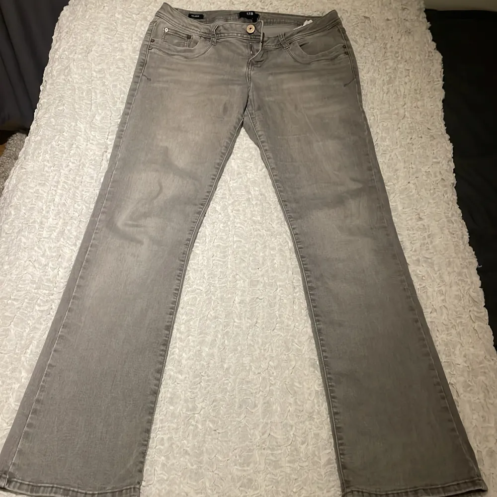 Jag säljer dessa gråa Ltb jeans, säljer pågrund av att de är för stora.💗💗 Bra skick! 💗. Jeans & Byxor.