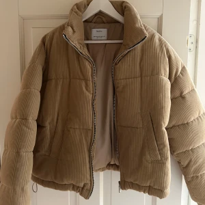 Vinterjacka från Bershka - Vinterjacka från Bershka, kamelfärgad. Storlek xs. Använd Max 1 gång om ens det. Helt nyskick. 
