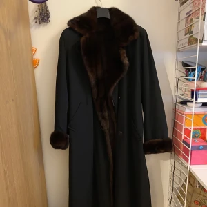 Äkta vintage pälskappa - fodrad med äkta mink päls 