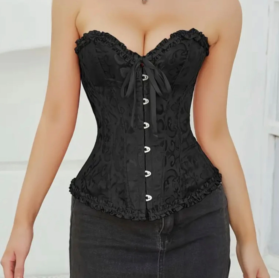 Svart korsett med spetsdetaljer