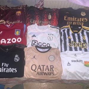 Fotbolls tröjor + kobe bryant tröja  - 9 fotbolls tröjor alla passar s/m pris går o diskuteras. Möts upp i Göteborg eller fraktar. Dom andra tröjorna är tomma där bak 