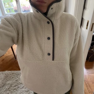 Fleecejacka  - Helt ny fleecejacka från Bikbok utan lapp men endast testat den. Strl xs men passar även S. Nypris 499kr