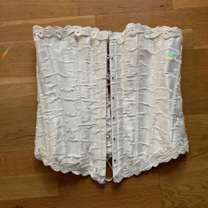 Korsett - Vit korsett med så fint mönster. Blåa missfärgningar på insidan som antagligen kommer från ett par jeans. Inget som syns utåt! 