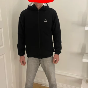Haglöfs Jacka - Haglöfs jacka - Storlek M Säljer denna fina Haglöfs jacka på grund av att den inte längre kommer till användning. Perfekt för kyliga och regniga dagar. Den har ett litet hål som jag har sytt igen, men det syns knappt och påverkar inte utseendet. 