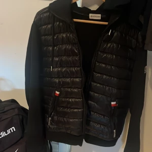 Moncler - Säljer nu min moncler cardigan