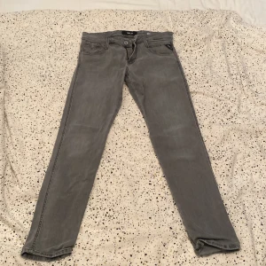 Replay anbass - Säljer ett par feta replay anbass i storleken 30/32. Jeansen är i fint skick