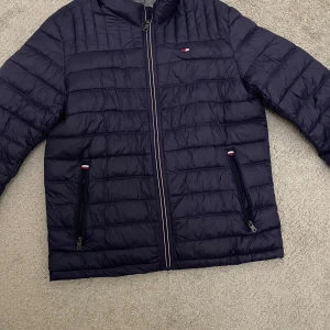 Tommy hilfiger - Jätte skön vinter jacka knappt använd. Kostar 2300 ny från zalando. Storlek L. 
