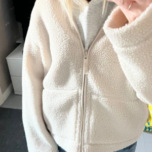 Teddy jacka - Använd endast en gång, storleken är liten så jag på bilden som brukar ha S och är 169 cm lång sitter så på mig. Skriv vid frågor