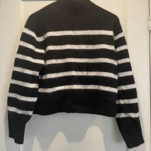 Randig tröja från & Other Stories - Säljer en superfin randig tröja från & Other Stories i storlek XS. Den är svart med vita ränder och har en mysig känsla tack vare materialblandningen av ull och mohair. Perfekt för höst och vinter med sina långa ärmar. Tröjan är i bra skick och redo för en ny ägare!