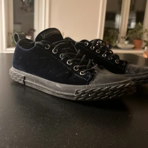 Giuseppe Zanotti skor - Säljer på grund av att de blivit för små.  Riktigt ovanliga Zanotti skor i strl 43.  Köpta för en massa år sen och har använts flitigt.  Inget og medföljer och det finns en liten defekt på undersulan som syns på sista bilden, därav det låga priset‼️