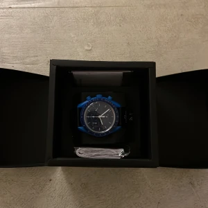 Omega x swatch - mission to neptune - En fin omega klocka från moonswatch kollektionen knappt använd inga skador. [ Ny pris 2800 ] men säljes för 1250 perfekt för stilmedvetna eller samlare hör av er vid frågor eller funderingar