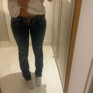 Lågmidjade jeans - Jätte snygga lågmidjade jeans i storlek 29/32💓LÅNADE BILDER! Säljer då de inte alls passade mig i storlek! Vill bli av med de så fort som möjligt så skicka prisförslag💓