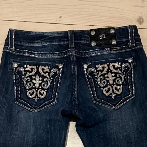Miss me bootcut jeans - Supersnygga miss me bootcut jeans som tyvärr tappat knappen där fram, i övrigt i superbra skick.