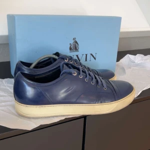 Lanvin skor - Säljer nu dessa sjukt snygga och sällsynta skorna || de är i använt skick, cond: 8/10 || nypris: 4999kr, vårat pris: 2099kr || de passar dig som har runt 44-45 || har du frågor är det bara att höra av dig:) ❗️pris ej hugget i sten ❗️
