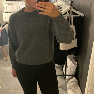 Stickad grå tröja  - Stickad grå tröja från Hm i Strl M. Använd några gånger men i väldigt fint skick. 