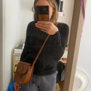 Brun axelbandsväska - Jättesöt axelbandsväska🤎 sparsamt använd utan defekter från monki💕