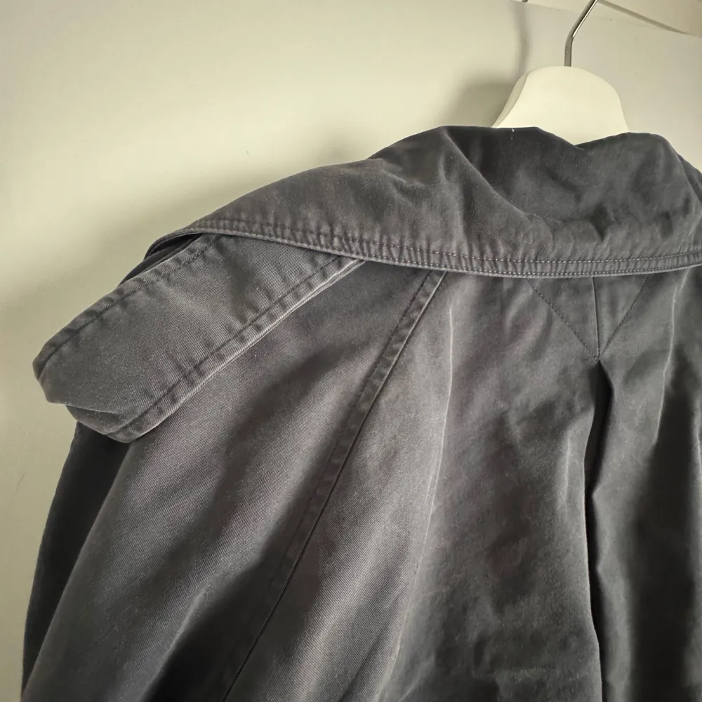 Säljer min mörkblåa Massimo Dutti trenchcoat då den inte kommer till användning längre. Den är i väldigt bra skick och inga märken någonstans. Original pris 1600 kr. Jackor.