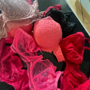 Bh-ar  - Massor med bh-ar, skriv om ni vill ha mer Storlekar ifrån C-J kupa. 