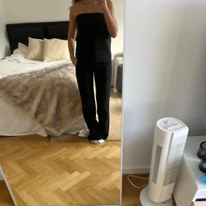 Topp - Säljer denna topp som är oanvänd bortsett från då bilderna är tagna. Den är i storlek S 