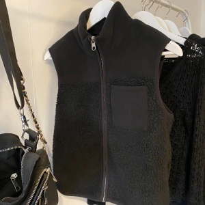 Teddy väst - Helt oanvänd svart Teddy väst från Pieces med lapp kvar, nypris 400kr☺️