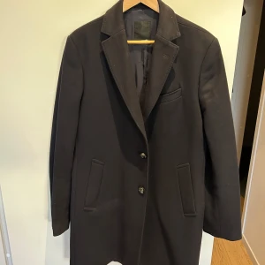 JL Rock Marinblå Storlek 50 - Säljer en JL rock marinblå i storlek 50. Skick är bra. Jag är 183cm och väger 84kg och den sitter perfekt. Den är figursydd i midjan. 