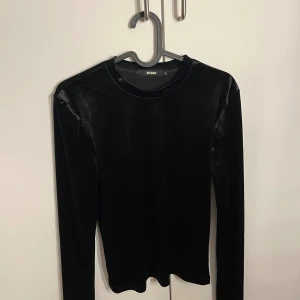 Tunn långärmad tröja - Jag säljer en tunn långärmad tröja ifrån BikBok, stl, s. Hör av er vid funderingar!