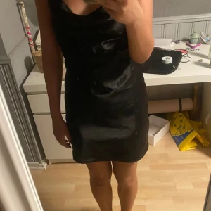 Satinklänning - Svart satinklänning jag köpte till förra nyår men aldrig använde 