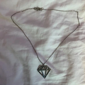 Halsband  - Diamanthalsband med små kristall-utsmyckningar. Ganska lång kedja.