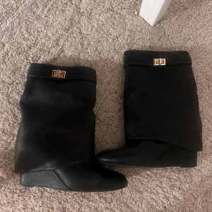 Så snygga stövlar  - Jätte snygga stövlar som liknar givenchy. Svart med guld