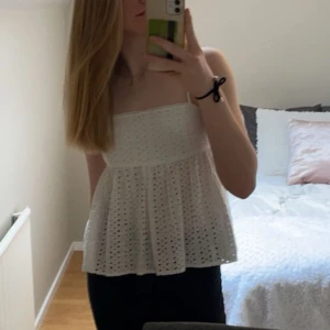 Vit ärmlös topp med spetsdetaljer - Säljer denna superfina topp då den tyvärr är lite förliten för mig. Storlek XS men passar även på mig på mig som är en S-M. Skriv om ni vill ha fler bilder eller har frågor❤️