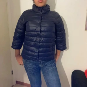 Herno liknande pufferjacka / Lättviktsjacka  - Hernoliknande trekvartsärmad pufferjacka från Lavanda i strl S🥰 Mönstrad på insidan💞 Lite tjockare vilket passar perfekt nu när det börjar bli kallare☺️