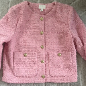 Jacka från Hm med guld knappar  - Jätte fin jacka från Hm med guldknappar som ny. 