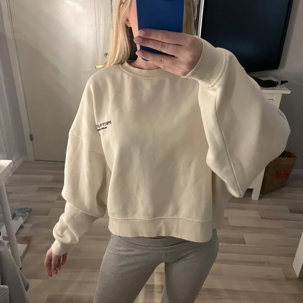 Fin tröja från PrettyLittleThing💛Tröjan är i bra skick men får bara inte någon användning.. Hoodies.